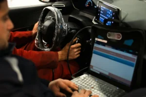 Комп'ютерна діагностика автомобіля за допомогою сканера та ноутбука в автосервісі